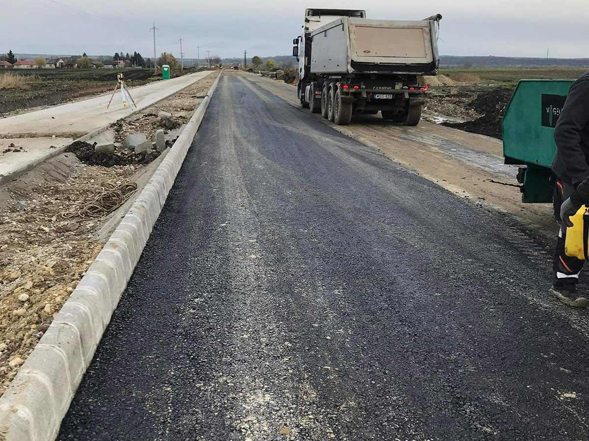 Közúti pályaszerkezet építése Pest megyében – szegélykővel, dömperrel